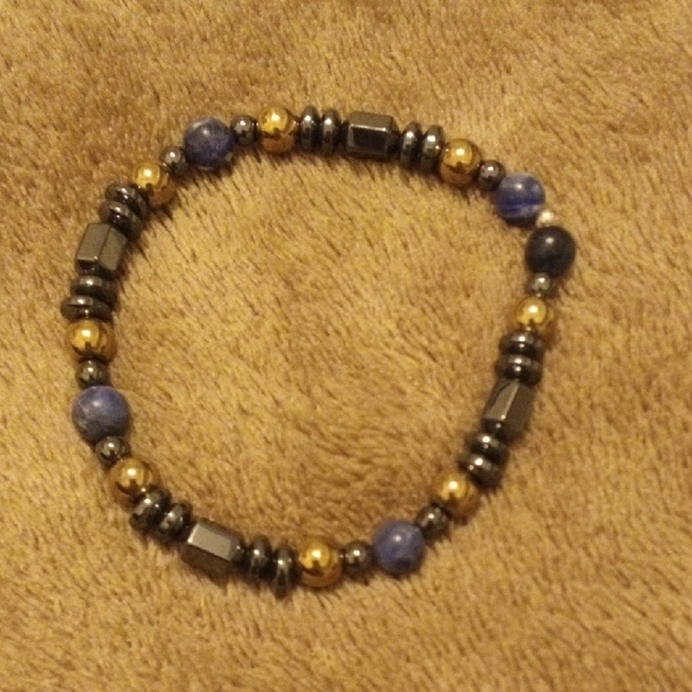 Sophisticated Gold and Blue Beaded Bracelet